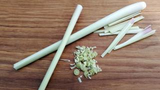 Zitronengras teils geschnitten auf Holzplatte