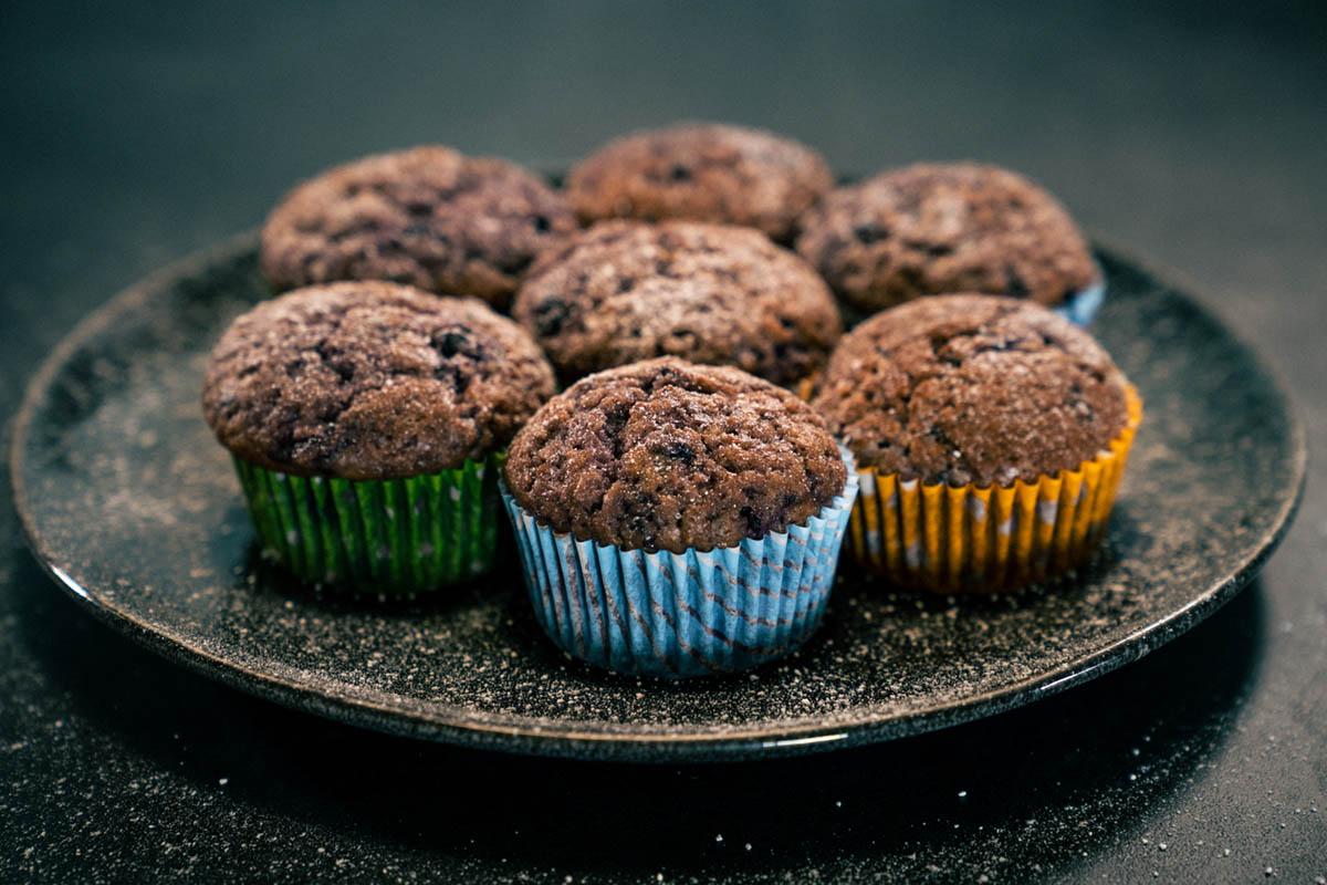Blaubeer-Muffins auf einem Teller