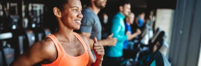 Menschen trainieren im Fitness-Studio