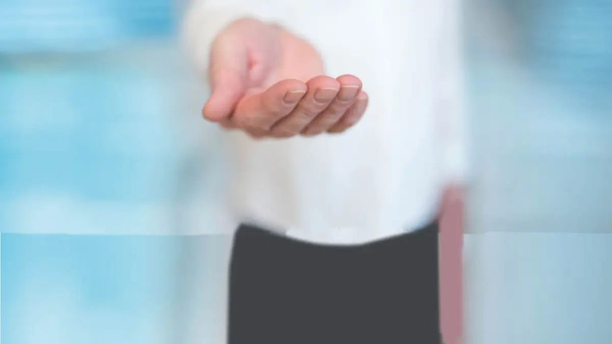 Mann hält die Hand auf