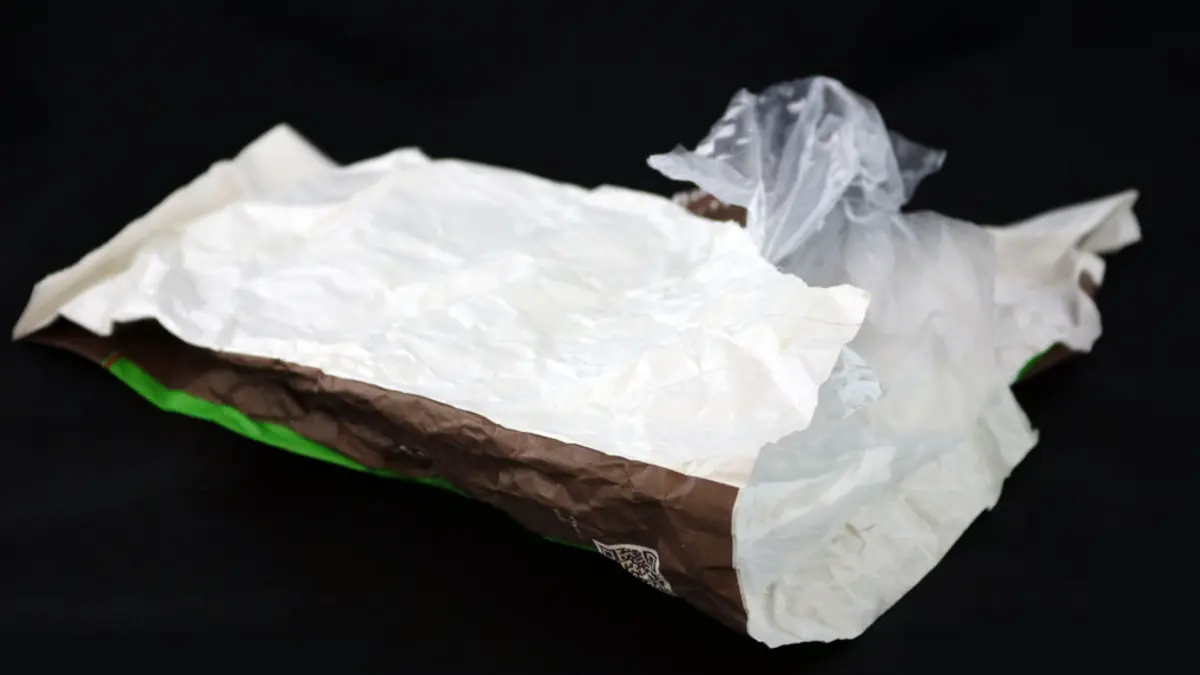 Aufgerissenes Käsepapier