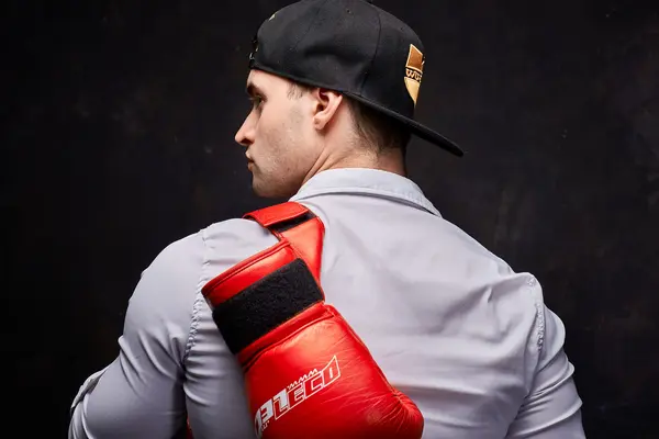 junge Mann mit Boxhandschuh von hinten