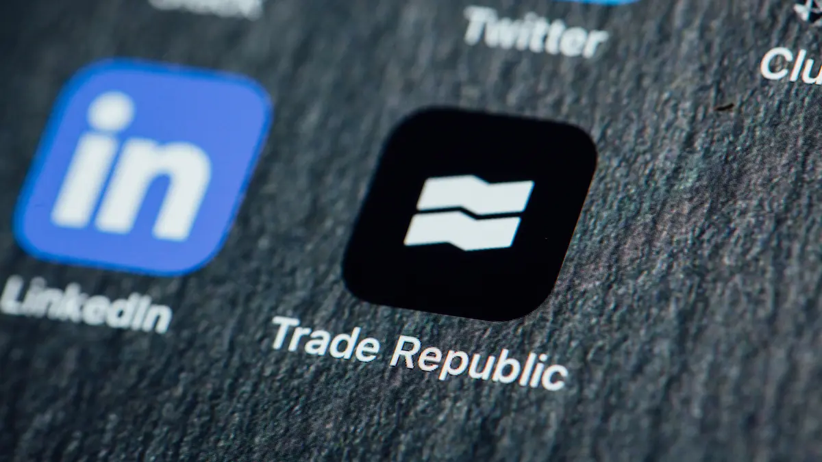 Sicht auf ein Handydisplay mit dem App-Icon von Trade Republic.