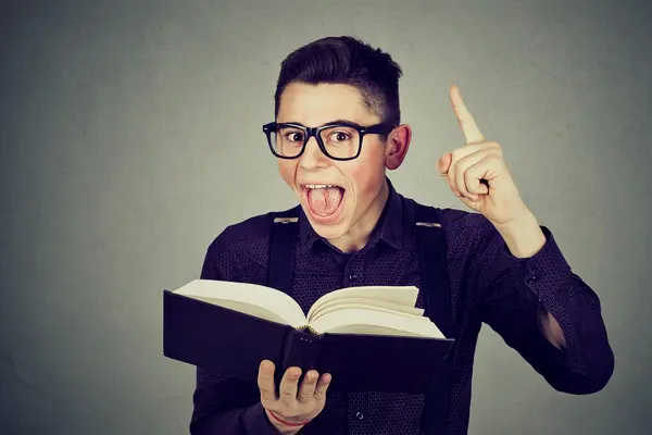 Junge mit Buch in der Hand.