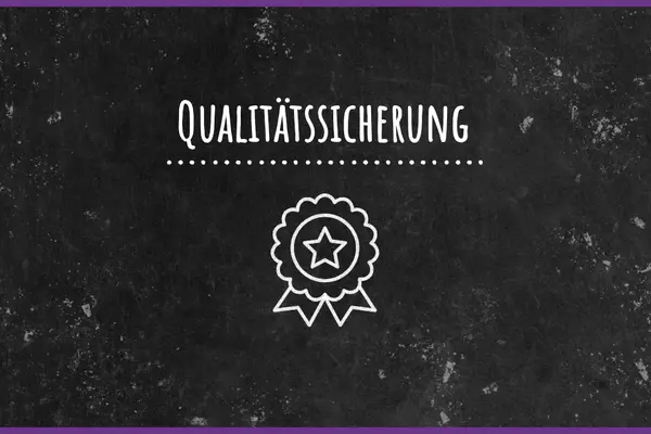 Schwarze Tafel mit Schriftzug Qualitätssicherung und Kreidebild eines Abzeichens