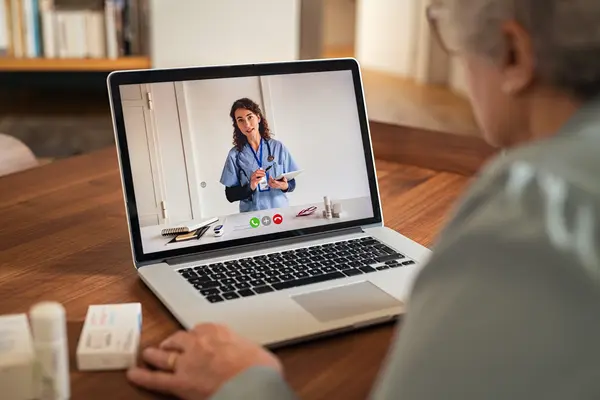 Eine Ärztin spricht mit einer Patientin in einer Videosprechstunde