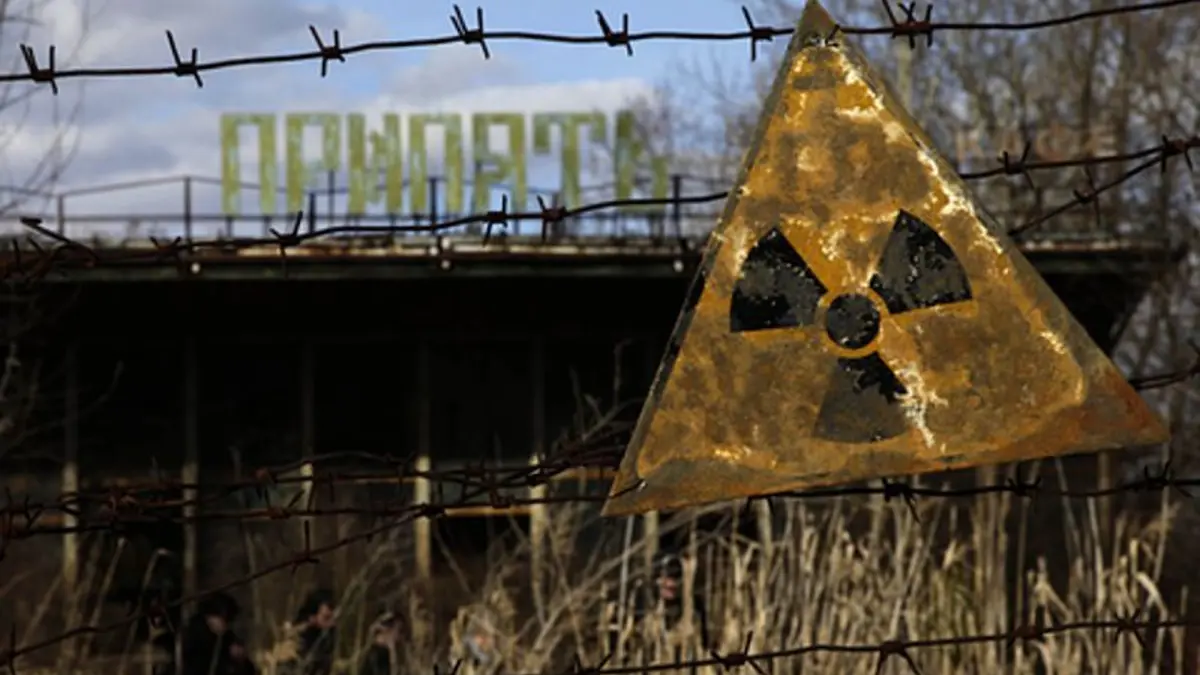 Ein Schild zeigt Radioaktivität an in Tschernobyl
