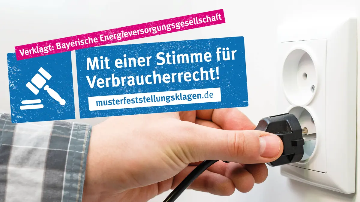 Das Logo der Musterklage steht vor einem Foto von jemandem, der einen Stecker in die Steckdose steckt.