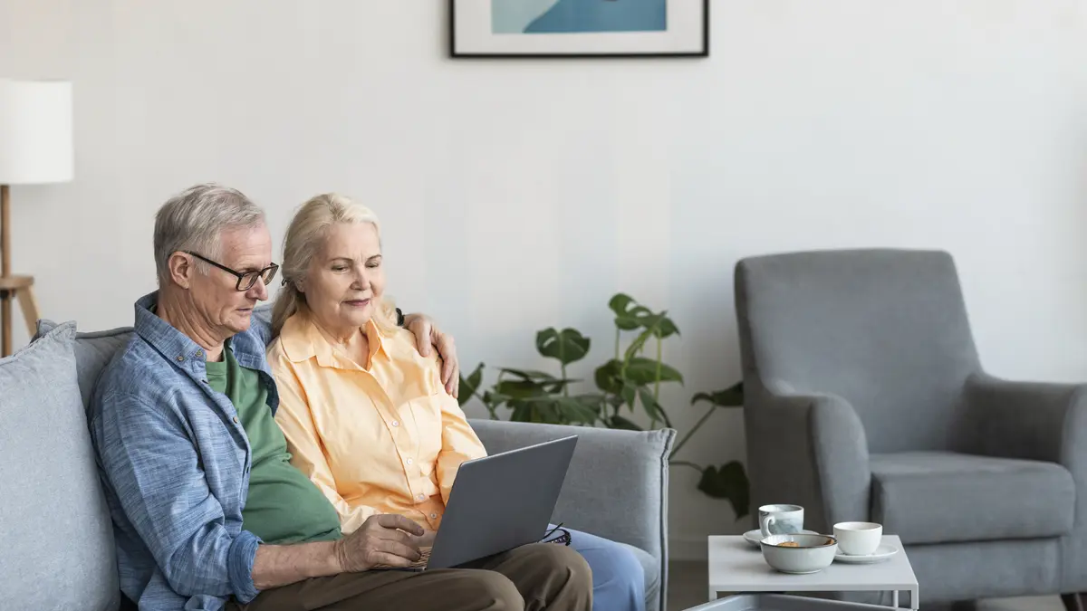Schmuckbild: Älteres Ehepaar, die gemeinsam auf einen Laptop schauen