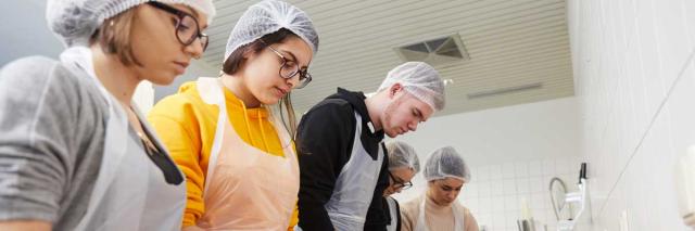 Schülerinnen und Schüler arbeiten in der Küche