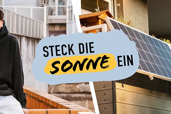 Jugendlicher lehnt sich an Balkonbrüstung, neben ihm ein Balkonkraftwerk, in der Mitte des Bildes der Schriftzug "Steck die Sonne ein"