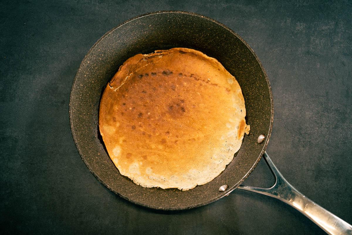 Pfannkuchen in einer Pfanne