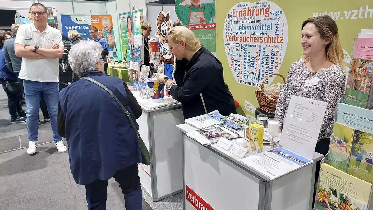Eine Beraterin der Verbraucherzentrale auf der Thüringen Ausstellung