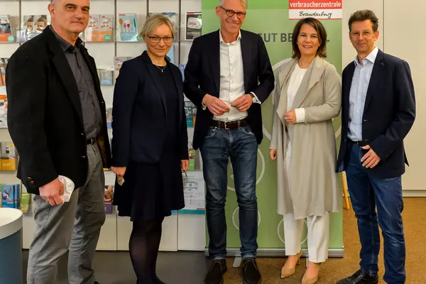 Besuch Annalena Baerbock in der VZB Gruppenbild (c) Karla Fritze