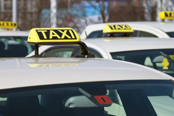 Mehrere Taxis neben- und hintereinander