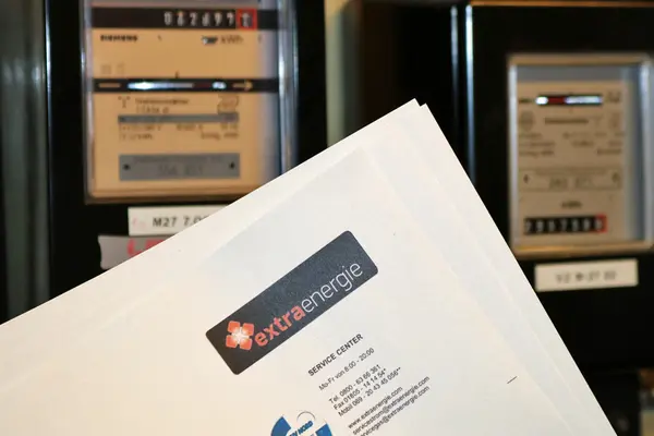 Eine Rechnung des Anbieters Extra-Energie vor zwei Stromzählern