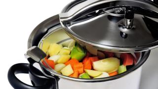 Klein geschnittenes Gemüse im Schnellkochtopf