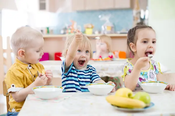 Kinder beim Essen in der Kita