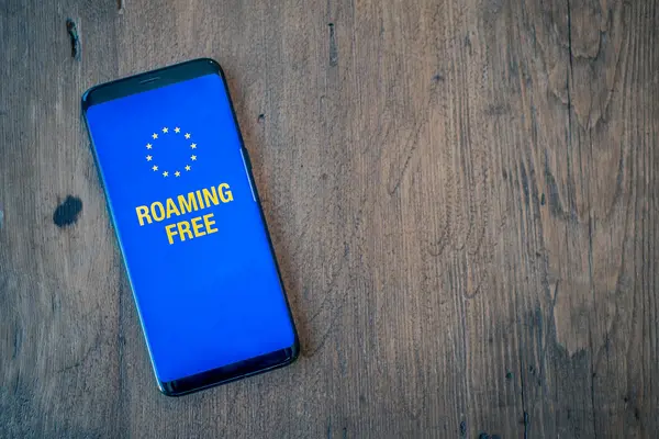 Handy auf dessen Bildschirm "Roaming Free" steht
