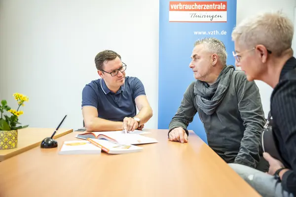 Eine Beratungssituation bei der Verbraucherzentrale Thüringen 