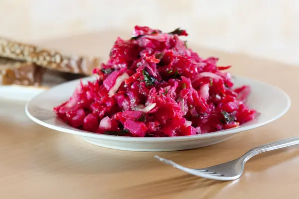 Ein Teller mit rotem Rotkohlsalat