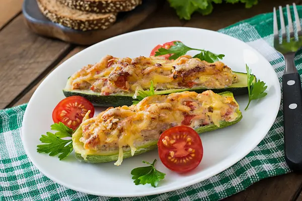 Zucchini mit Hack gefüllt und mit Käse überbacken