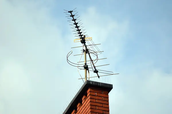 TV und Radio-Antenne vor blauem Himmel