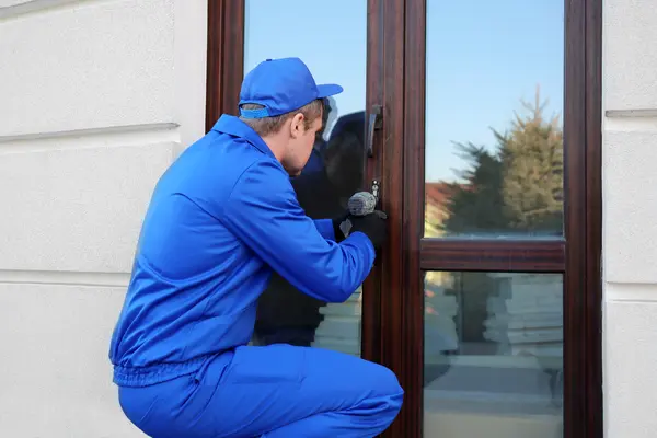 Schlüsseldienst-Abzocke: Handwerker öffnet Tür