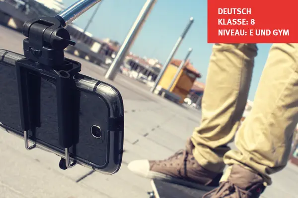 Skateboarder filmt sich beim Skaten
