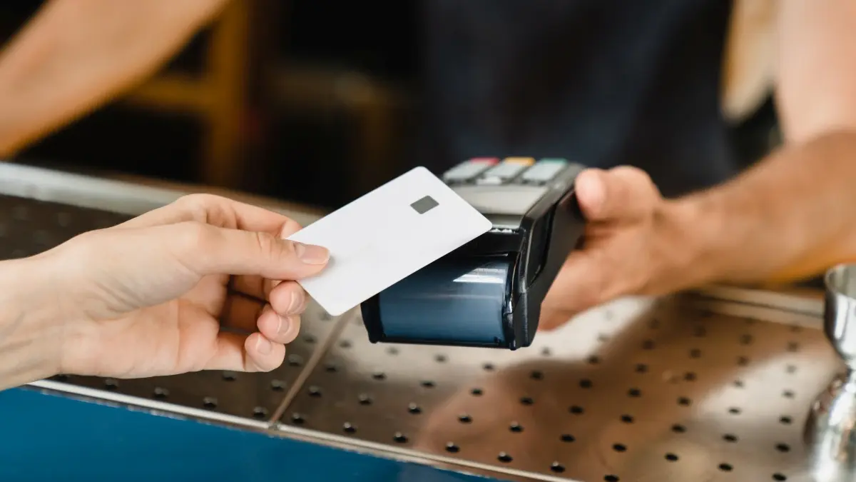Bankkarte wird auf ein Lesegerät gehalten