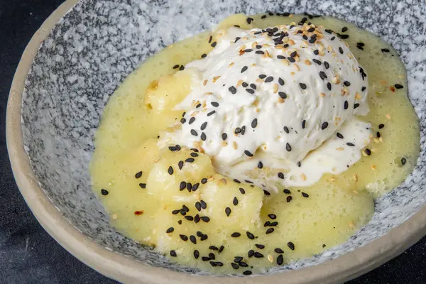 Eine Schüssel Fruchtdessert mit Eiscreme