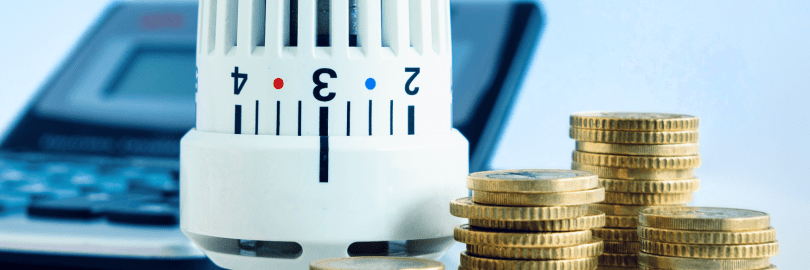 Ein Heizkörperventil mit gestapelten Euromünzen