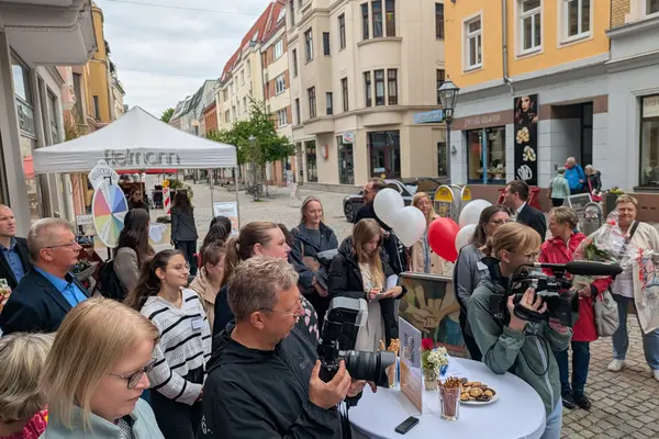 Medien, Verbraucher*innen und geladene Gäste auf der Eröffnung