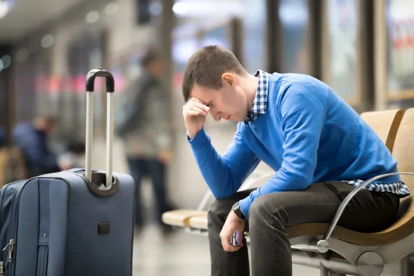 Frustrierter Mann am Flughafen