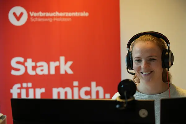 Referentin steht vor ihren Bildschirmen und hält einen Vortrag