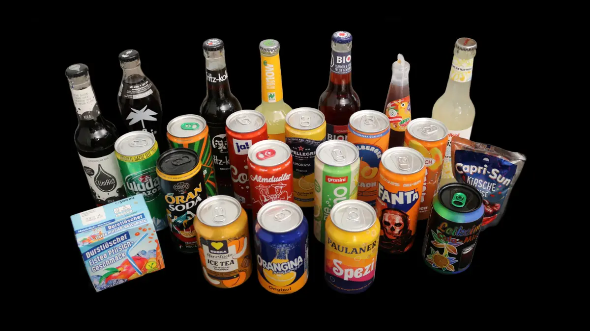 Alle Getränke des Marktchecks auf einem Bild vor schwarzem Hintergrund