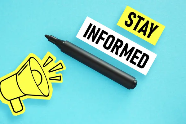 Megafon und Schriftzug "Stay informed"