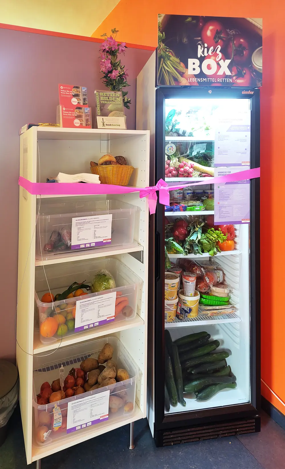 Die Kiez-Box ist mit Lebensmitteln gefüllt