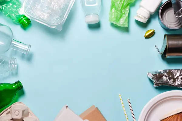 verschiedene Verpackungen in kreisförmiger Anordnung auf blauem Hintergrund