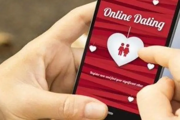 Person mit Mobiltelefon in der Hand