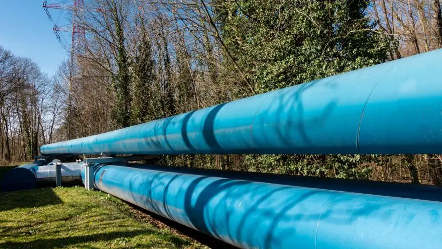 blaue Rohre für Fernwärme in der Landschaft