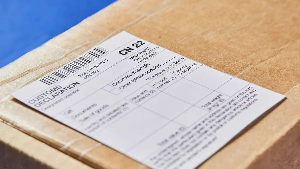 Ein Paket mit einem Zollformular