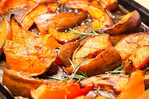 Gebackener Kürbis auf einem Blech