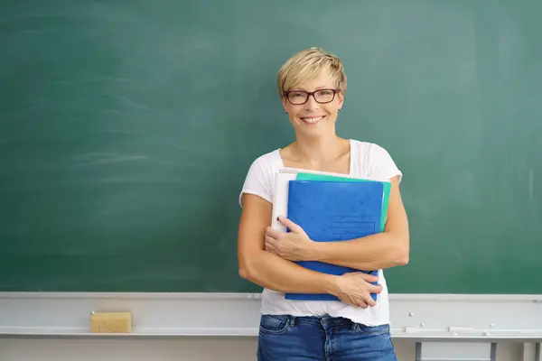 Lehrerin steht vor Tafel