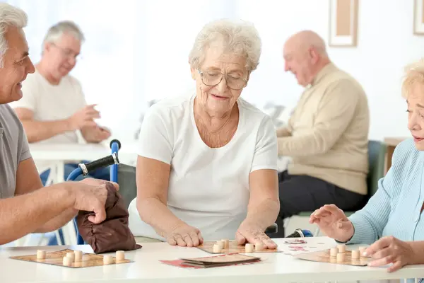 Senioren spielen Bingo im Seniorenheim