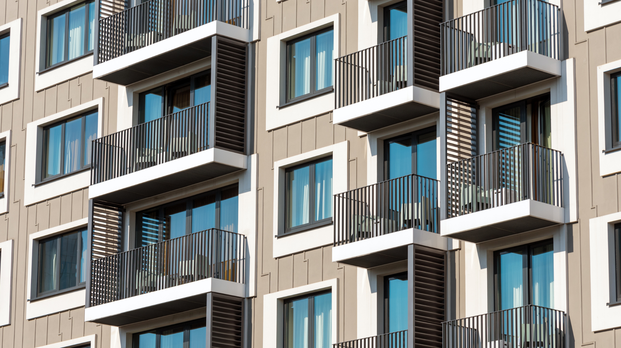 Frontalaufnahme eines Mietshauses.