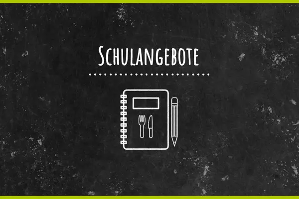 Schwarze Tafel mit Schriftzug Schulangebote und Kreidebild eines Arbeitsheftes mit Bleistift