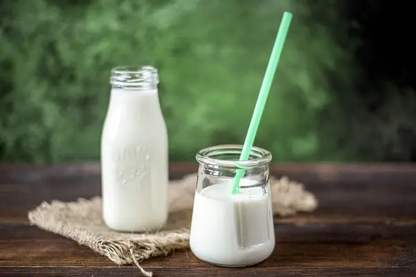 Gläser mit Milch und Joghurt auf einem Tisch