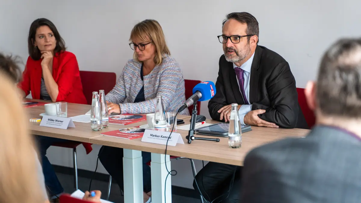 Podium der Jahrespressekonferenz mit Markus Kamrad, Wibke Werner, Dr. Britta Schautz