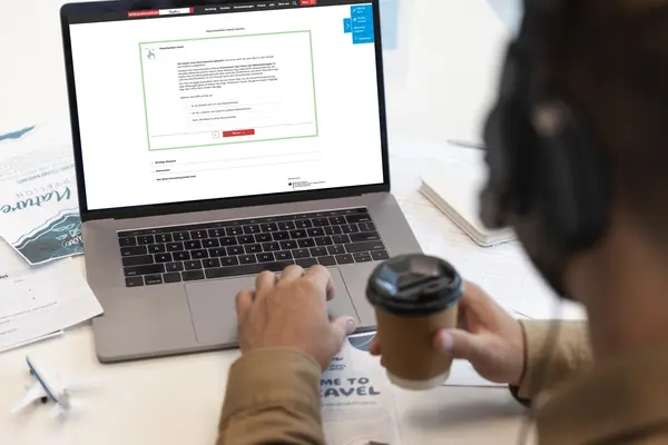 Person schaut online auf die Pauschalreisecheck-Seite